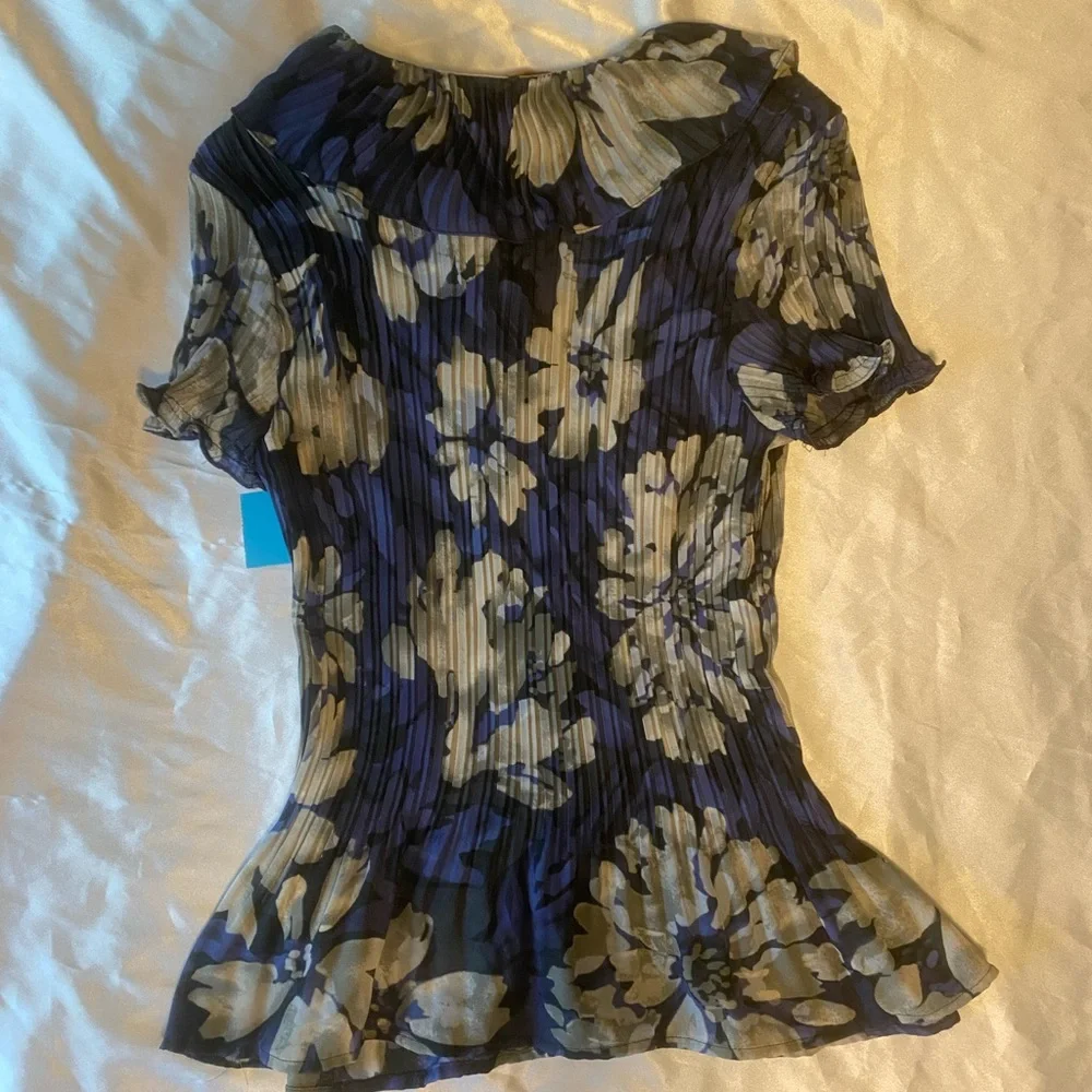 Floral Ruffle Button-Up blouse - Picture 3 of 3